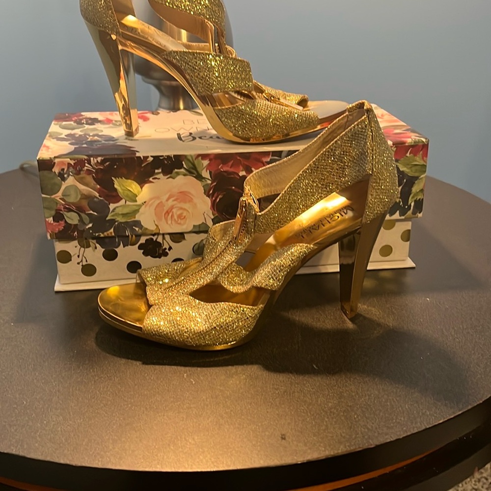 🏖️ Michael Kors Gold Heels with High Stiletto and Intricate Straps